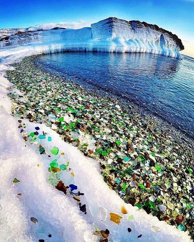 Уссурийский залив бухта стеклянная. Пляж стекляшка Владивосток. Стеклянный пляж Гласс Бич Калифорния. Уссурийский залив бухта стеклянная во Владивостоке.
