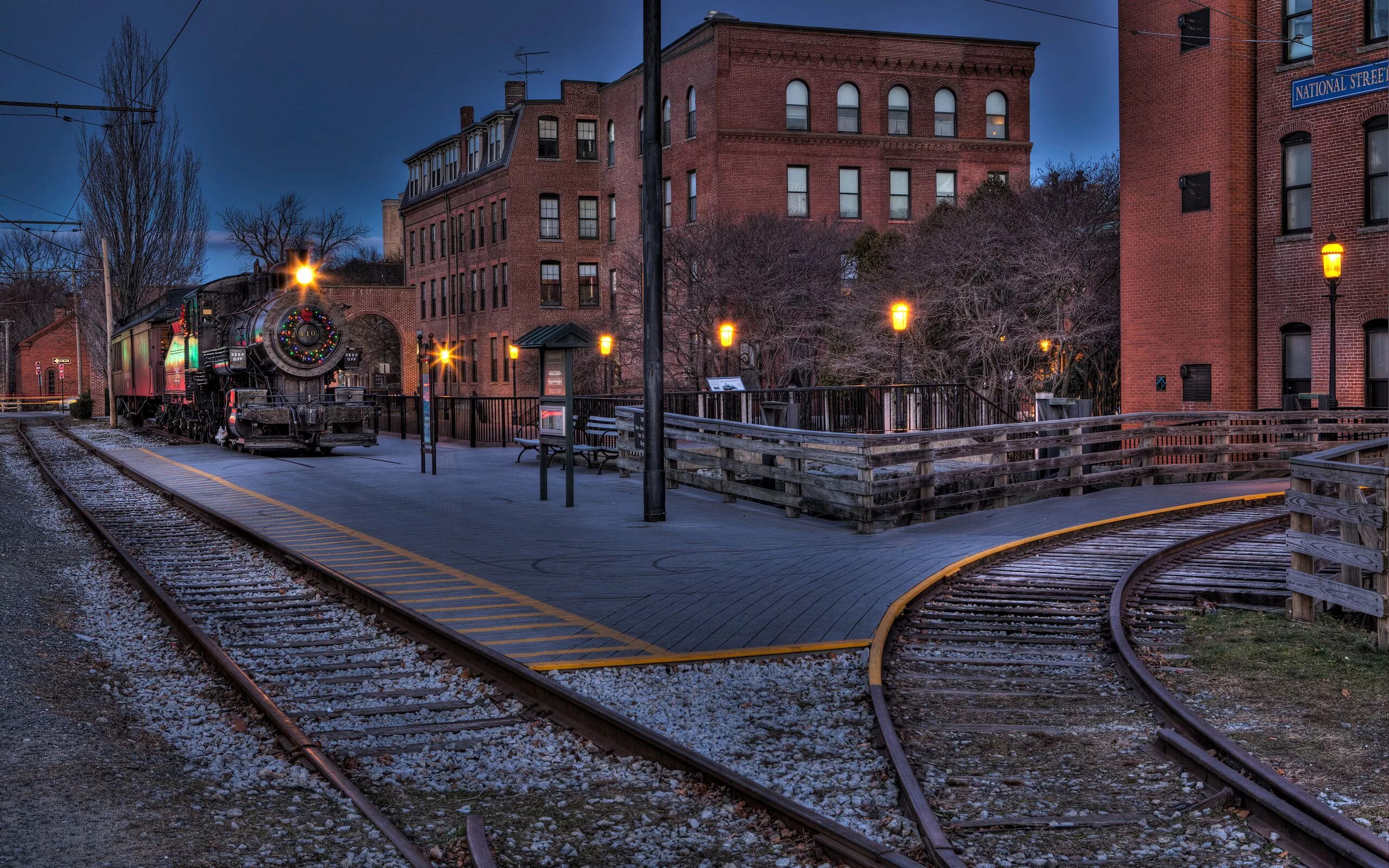 ЖД вокзал Бостона. Железная дорога в городе. Железнодорожные пути в городе. Поезд в городе.