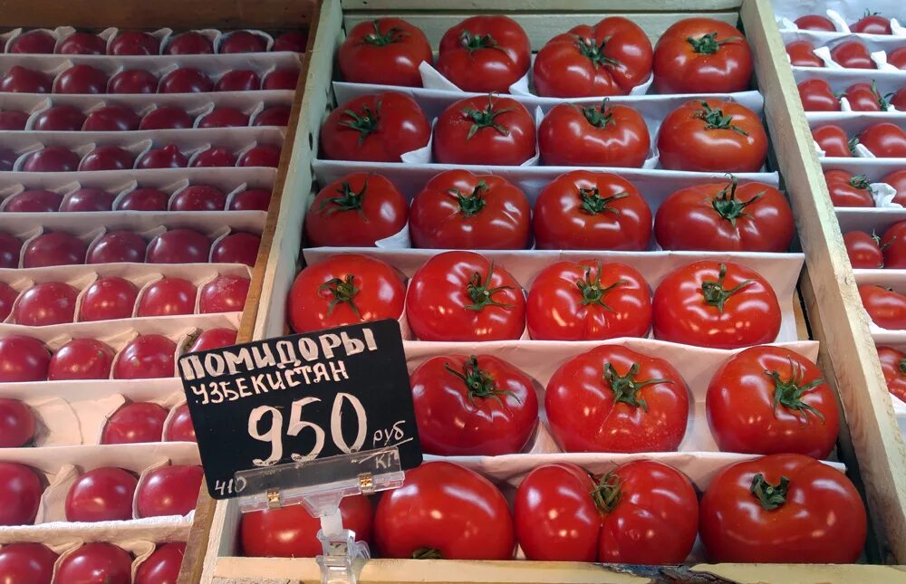 Продукты на 5 рублей. Дорогие помидоры. Помидоры на прилавке. Помидоры на рынке. Помидоры в ящике.