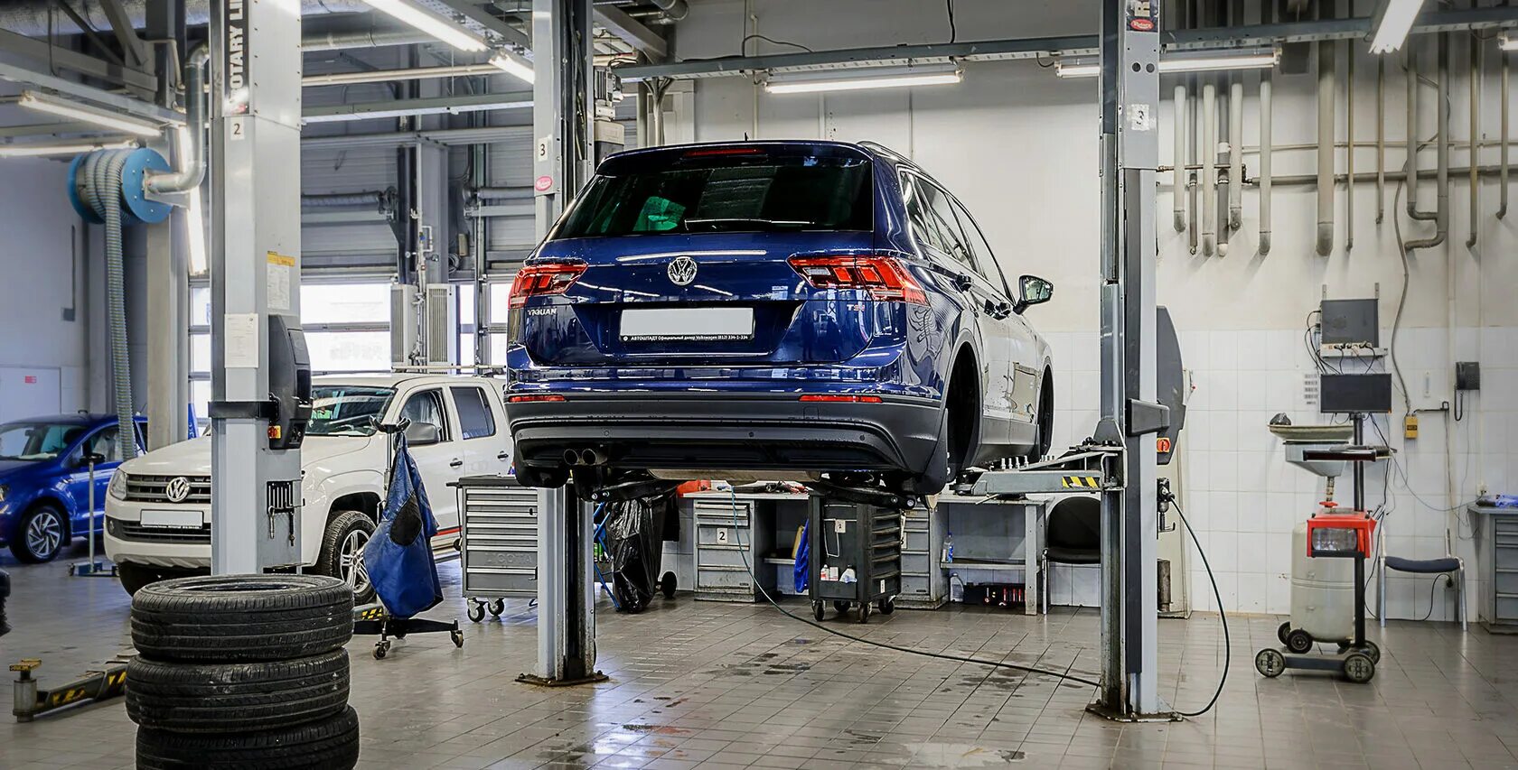 Volkswagen service. Автосервис Фольксваген. Машина в автосервисе. Volkswagen сервисный центр. Автомобиль в сервисе.