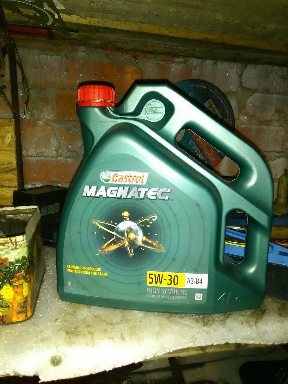 Magnatec a3 b4. Castrol magnatec 5w30. кастрол магнатек 5w30 или тойота 5 w30. масло для пробокса. масло кастрол налет.