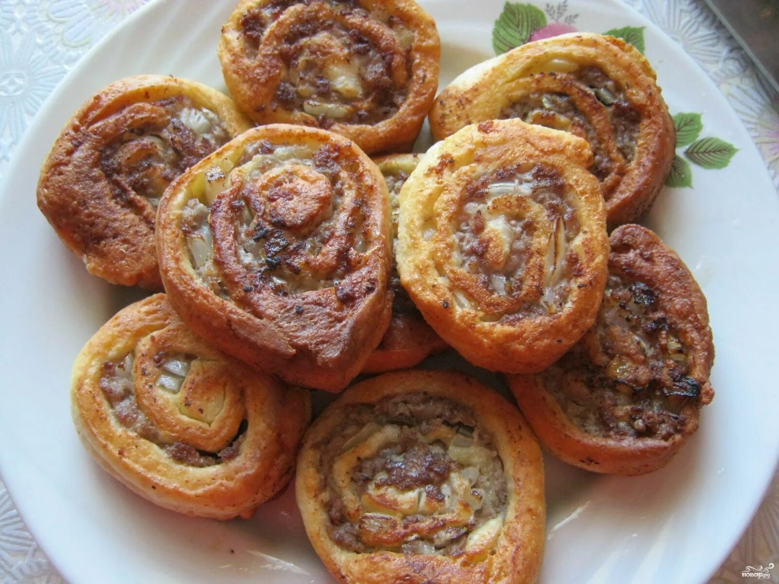 Киш с лососем. Оромо ханум. Слоеные рулетики с фаршем. Тести фарш. Тесто с фаршем.