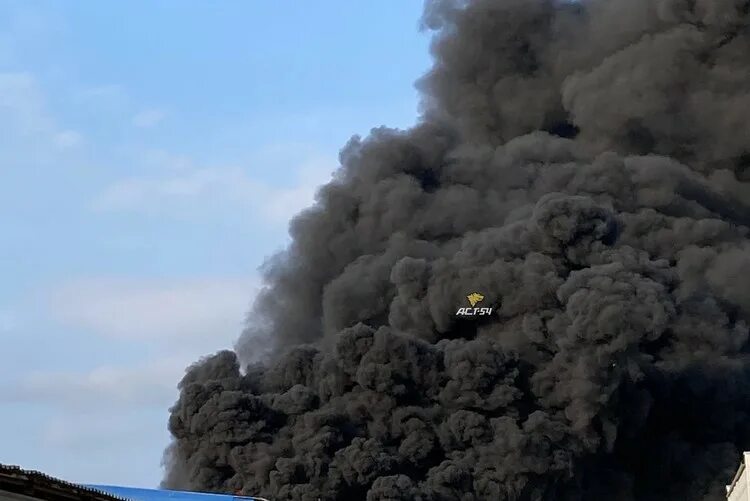 Л черный дым. Пожар в Новосибирске сейчас в Кировском районе. Черный дым пожар. Черный дым Новосибирск. Пожар в Новосибирске сейчас Кировский район.