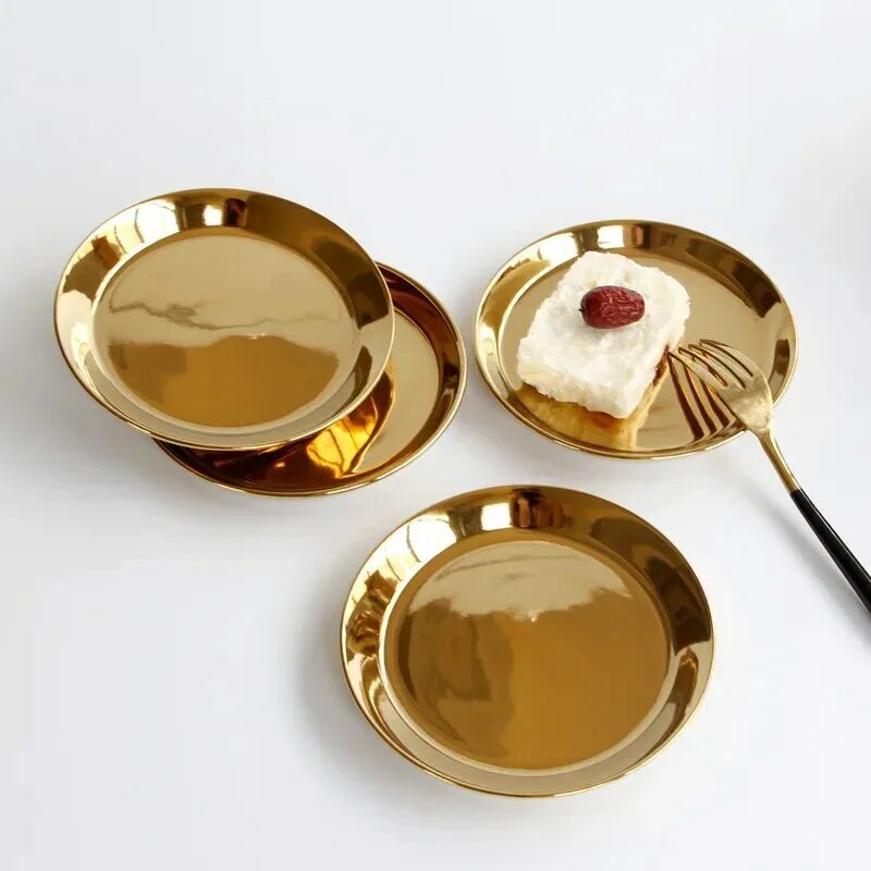 Золотое блюдце. Позолоченные тарелки. Тарелка золото. Золото с керамикой.