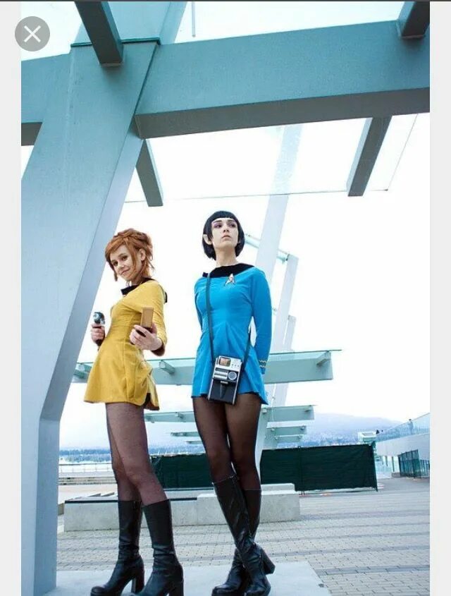 Star Trek Cosplay. Парня переодели в косплей. Девочки переодеваются.