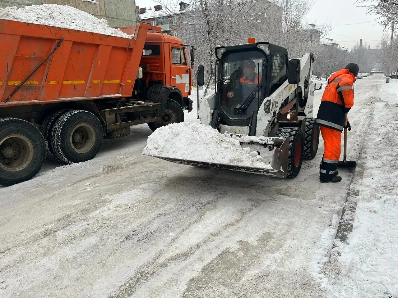 Дорожная техника. Расчистка дорог от снега. Снег на дороге. Уборочная техника.