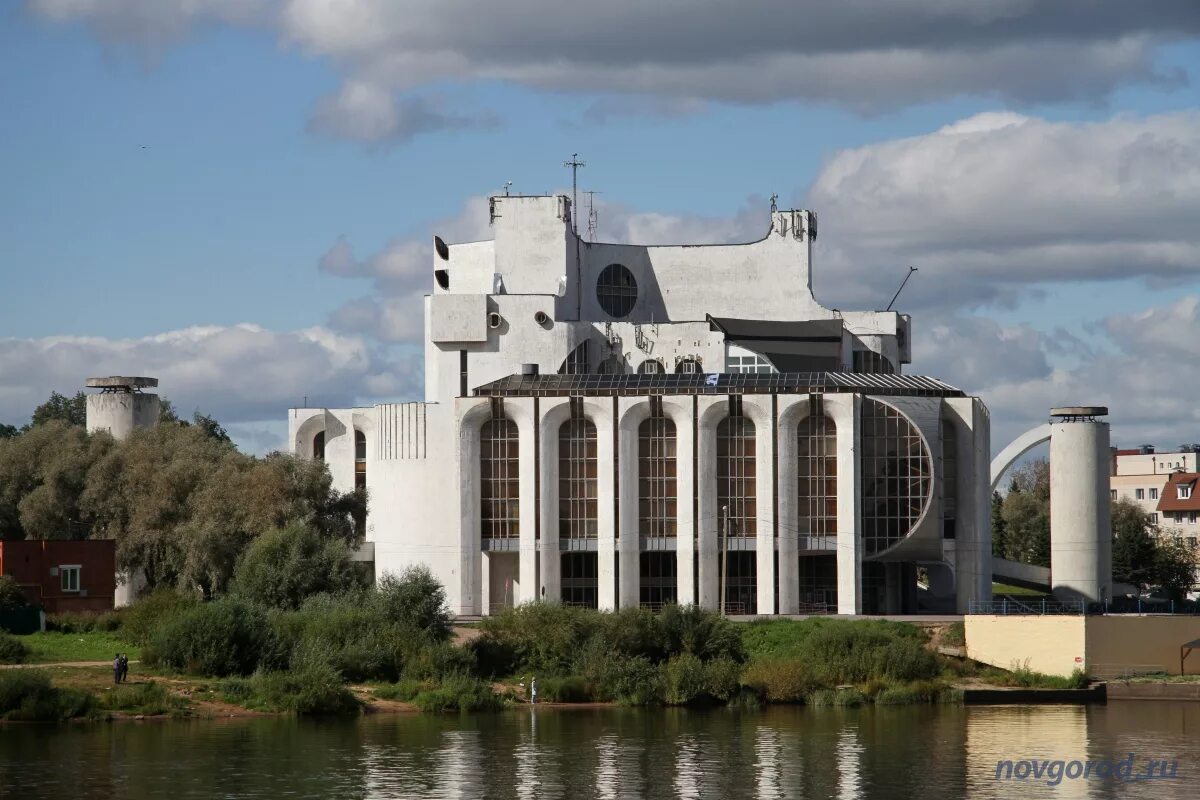 Сайт театра великий новгород. Великий Новгород театр драмы им ф.м.Достоевского. Драмтеатр Великий Новгород. Новгородский драматический театр Великий Новгород. Театр Достоевского Великий Новгород.