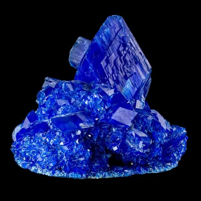 Кристалл сапфира. Халькантит минерал Кристалл. Кварц перунит. Синий кварц минерал. Синий кварц кварц.