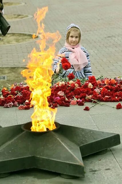Девушки вечный огонь. Возложение цветов 9 мая. Мчс женщины. Вечный огонь для детей. Осквернение вечного огня.