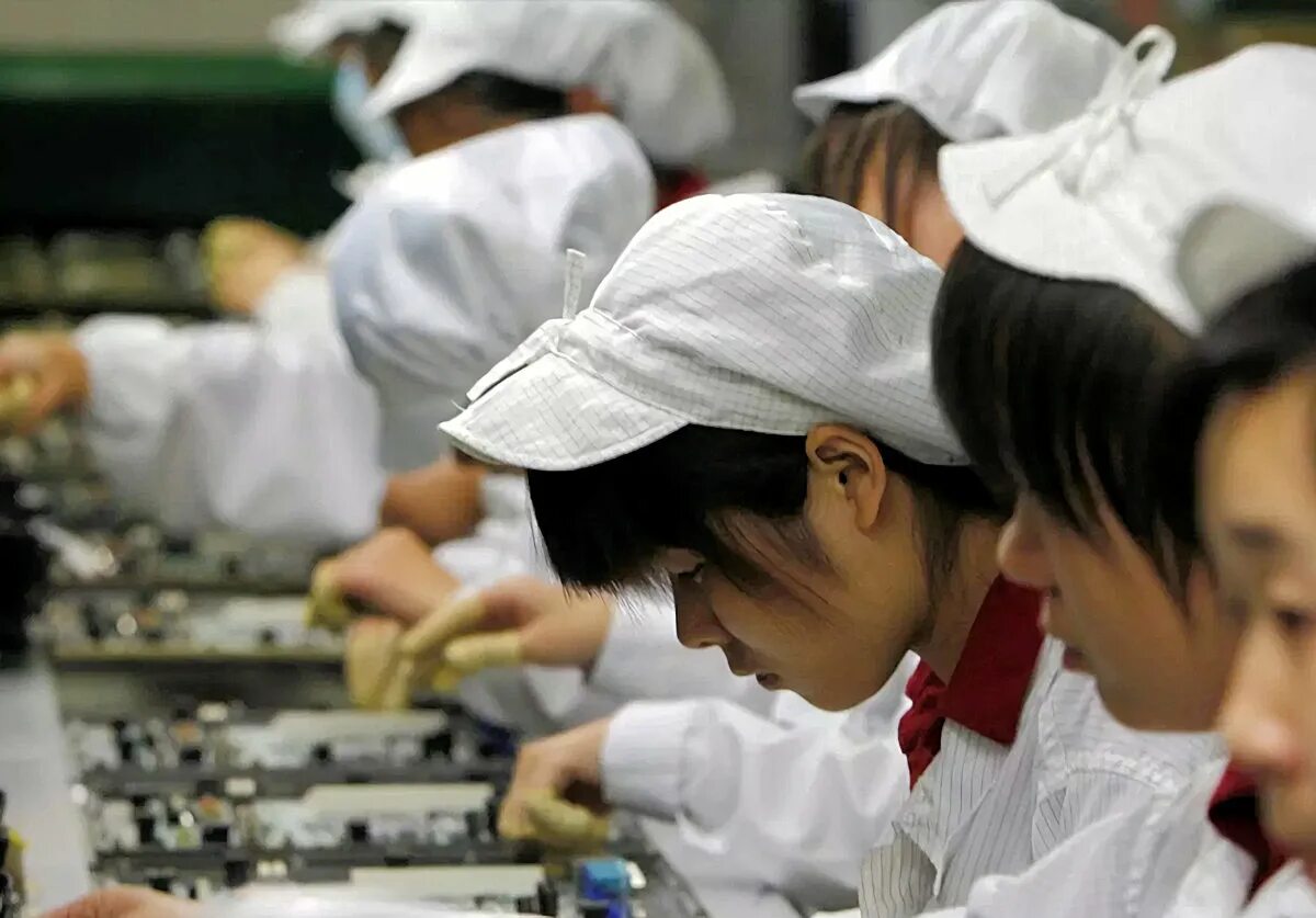 Айфон произведен в китае. Фабрика фоксконн китай. foxconn завод apple. завод эпл в китае. китайцы на заводе.