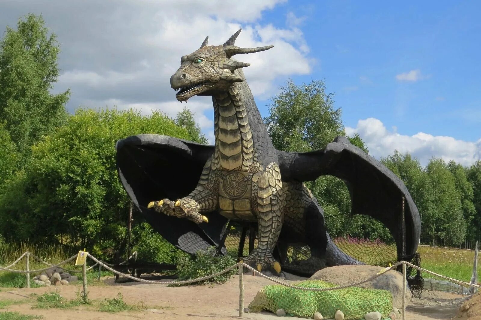 славянский символ яви нави прави. яви нави парк. скульптура дракона под выборгом. яви нави парк. яви нави парк выборг.