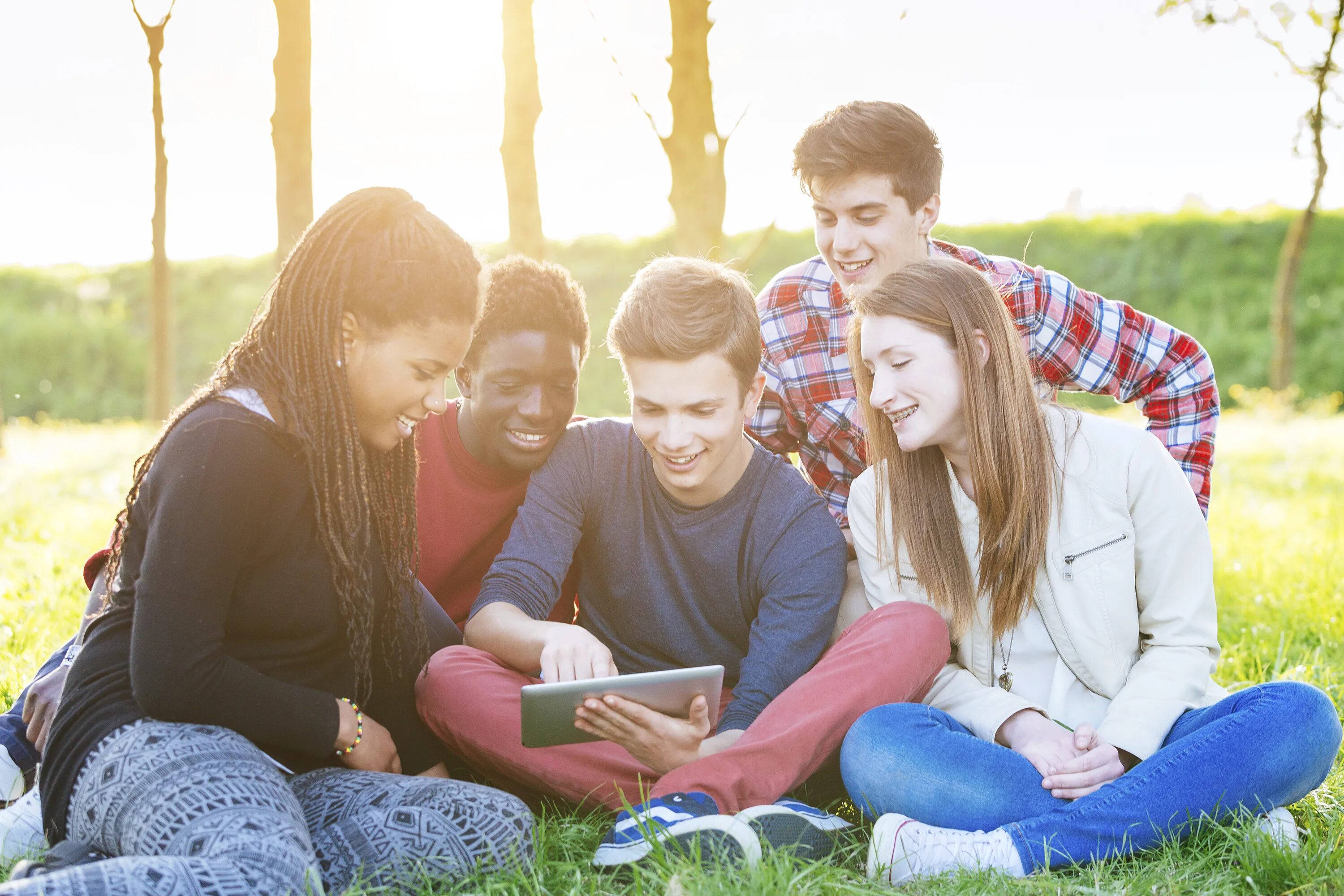 Дружба подростков. Общение с друзьями подростки. Радостные подростки. Школьники подростки. Дружба и любовь в подростковом и в юношеском возрасте.