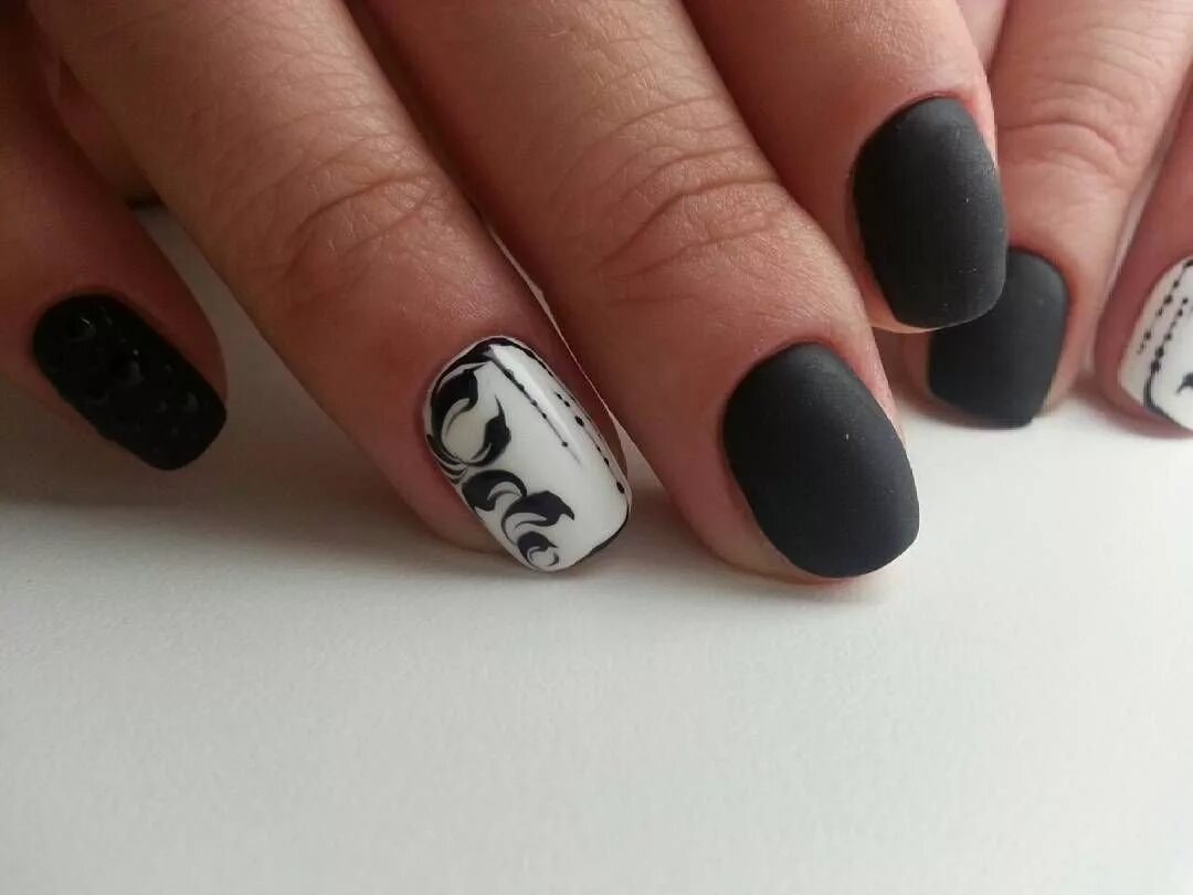 Черно белый маникюр. Черный маникюр. Черный маникюр с рисунком. Маникюр белый с черным. Черный маникюр на короткие ногти.
