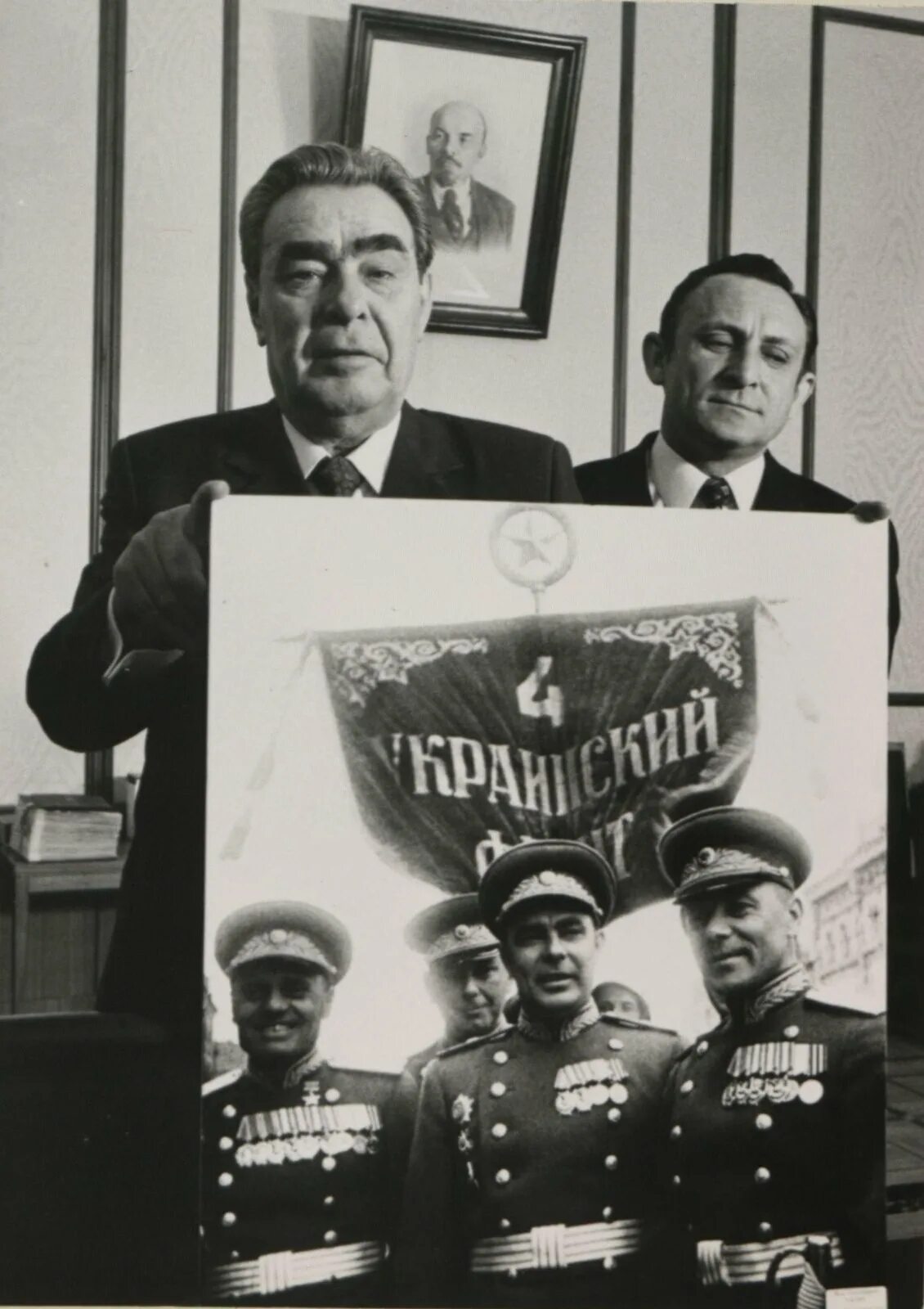 Брежнев 1945. Брежнев на параде победы 1945. Брежнев участник парада победы 1945. Брежнев 1945. Брежнев на параде победы 1945.