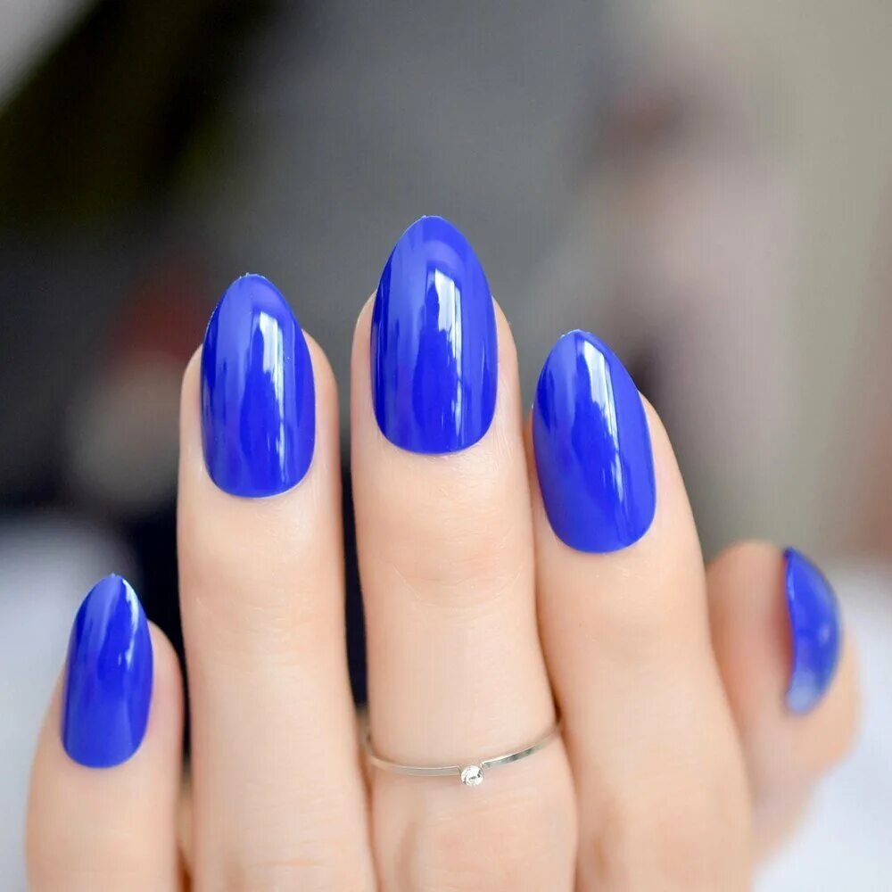 Синие ногти миндаль. Синие ногти. Синие глянцевые ногти. Синие миндальные ногти. Синий миндальный маникюр.
