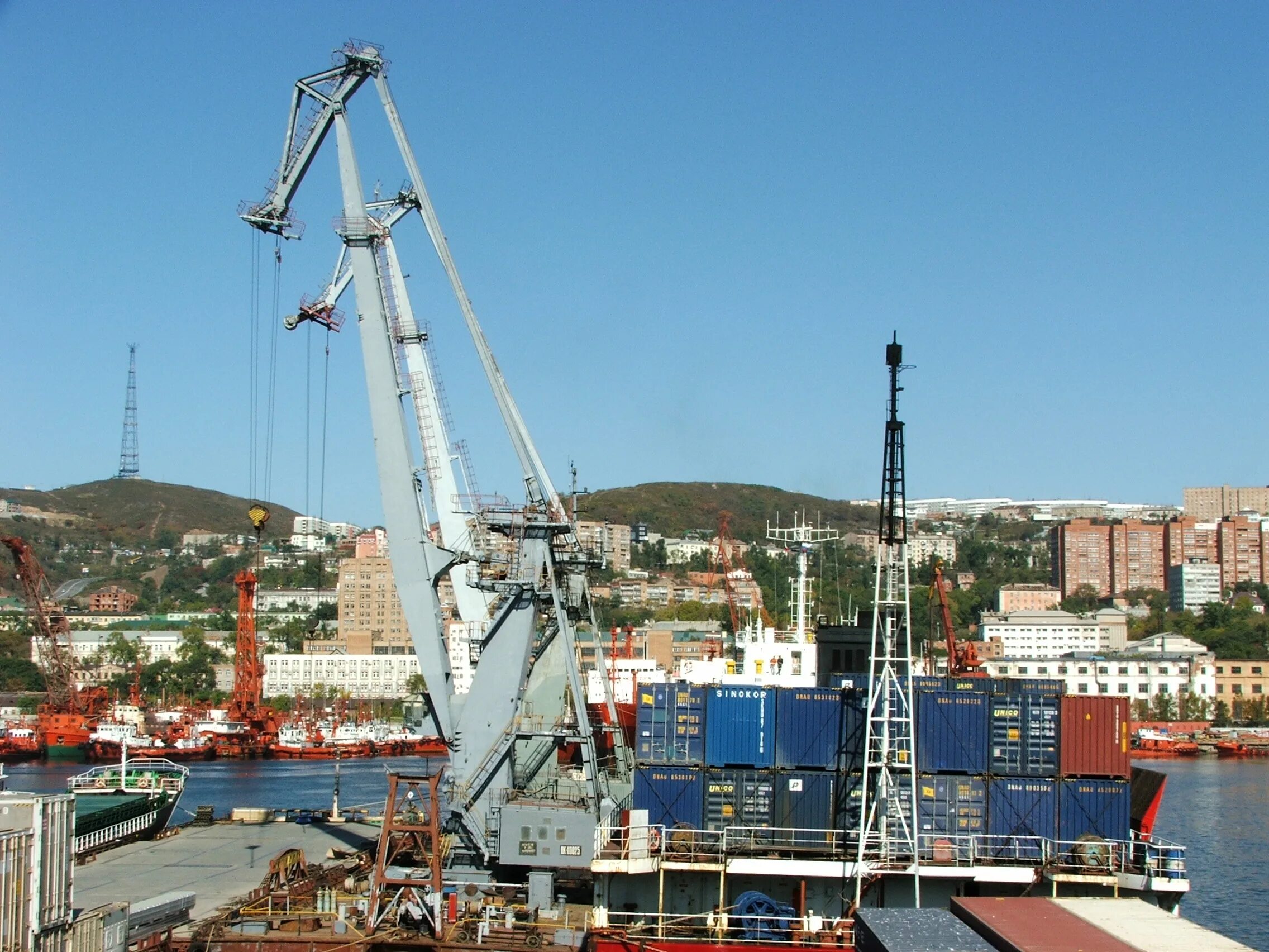 Рыбный порт владивосток. Порт владивосток вакансии. Порт владивосток вакансии. Дальневосточный порт владивосток. Залив находка фарватер.