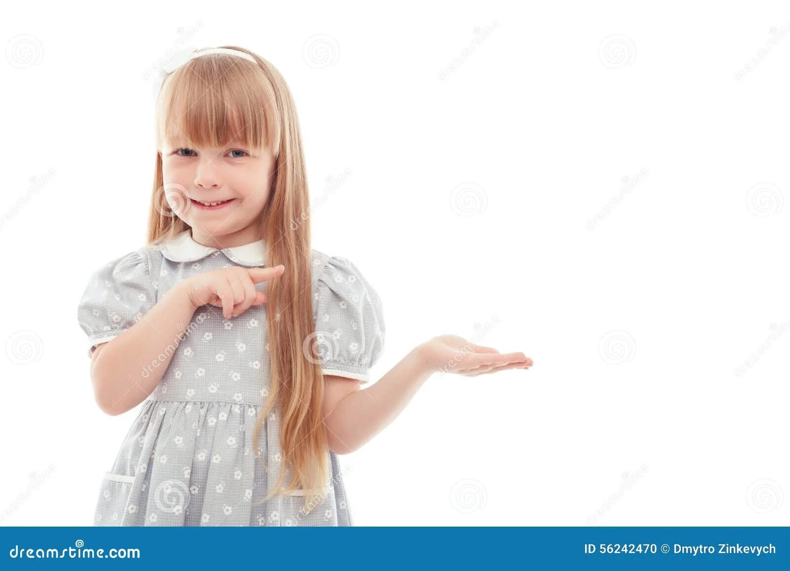 Маленькая угрожала. Девочка показывает пальцем. Девочка держит в руках. Ребенок указывает. Девушка указывает рукой.