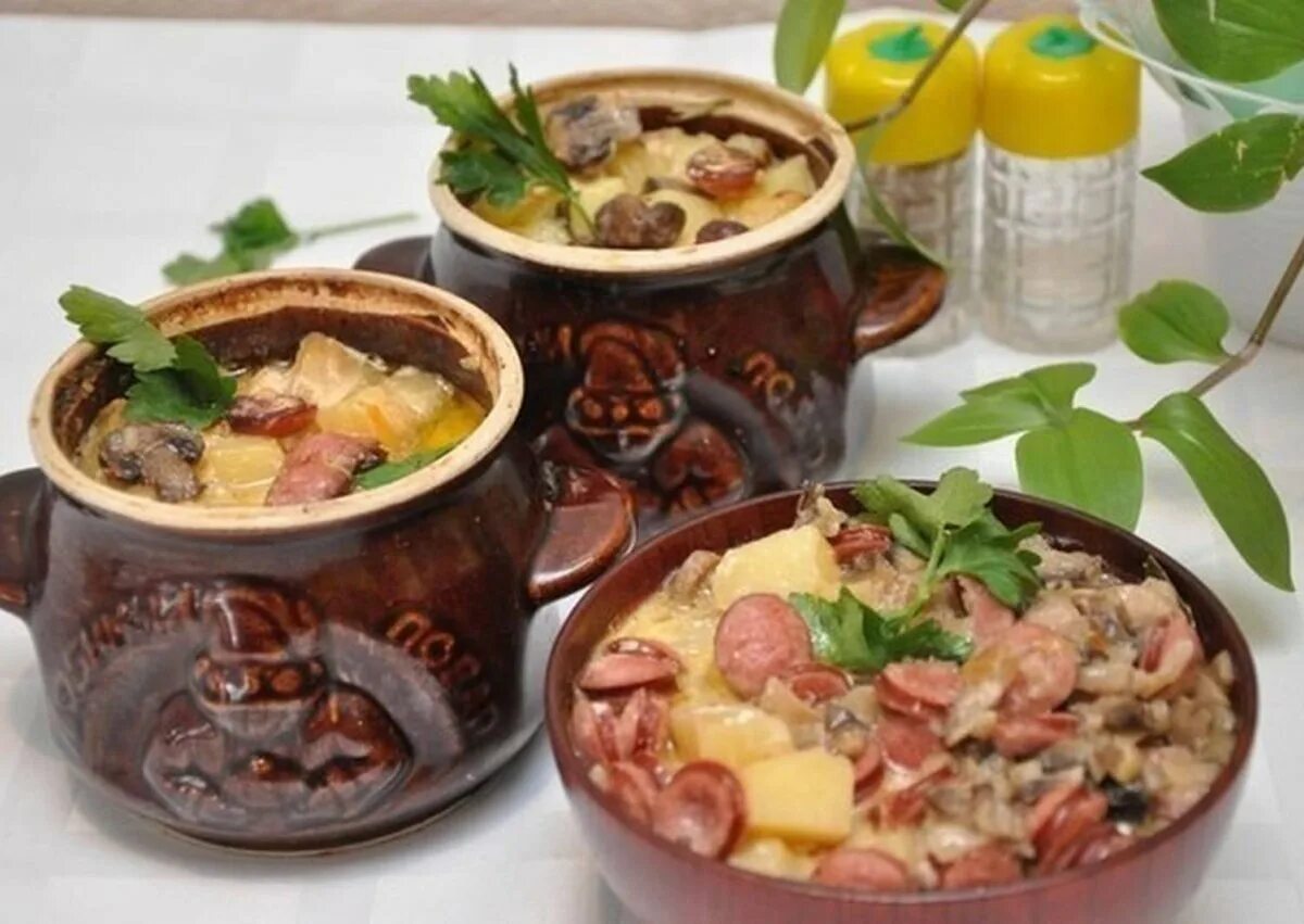 охотничьи колбаски с картофелем в горшочках. картошечка с охотничьими колбасками в горшочках. картошечка с охотничьими колбасками в горшочках. картошка с охотничьими колбасками. охотничьи колбаски в горшочке.