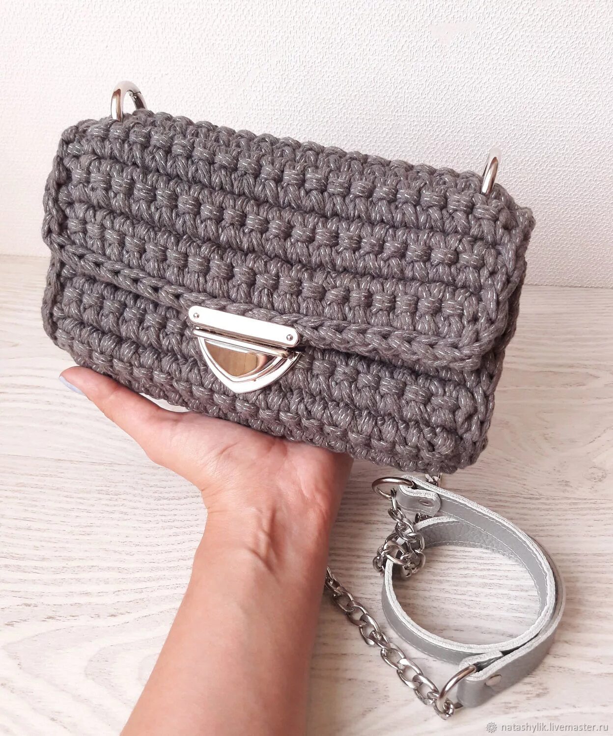 Вязаная сумка клатч. Сумка клатч вязаная крючком. Вязанные крючком клатч. Вязаный клатч. Черная вязанная сумка коатч.