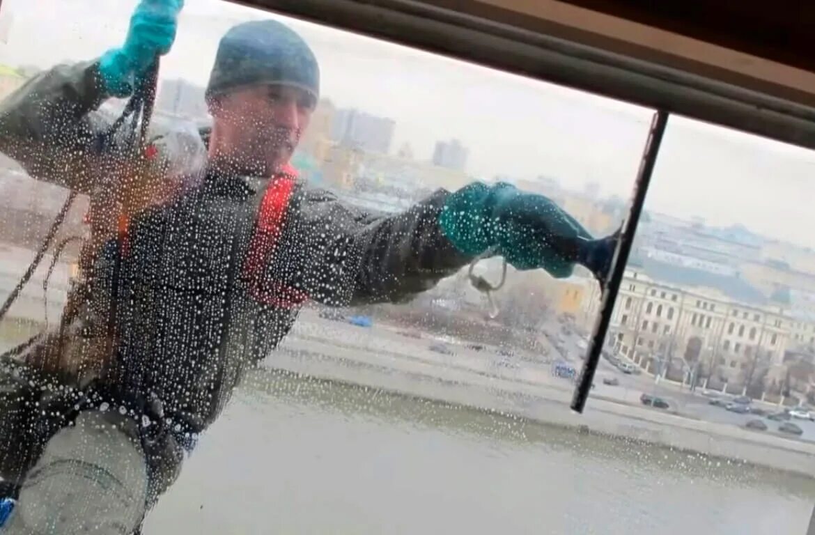 Мойщики окон в москве. Мойщики окон в москве. Мойщик окон эстетика. Мойщики окон в москве. Высотники мойщики окон.