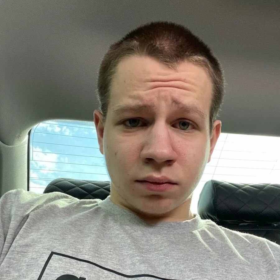 Дмитрий зубарев озвучка. Квихантик стример. Квикхантик. Квикхантик твич. Квикхантик твич.