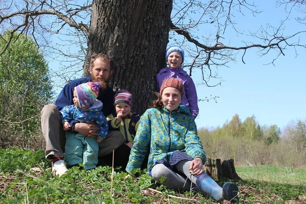 Многодетная семья а деревушке. Семья катковых Псковская область. Семья в деревне. Семья катковых в деревне.