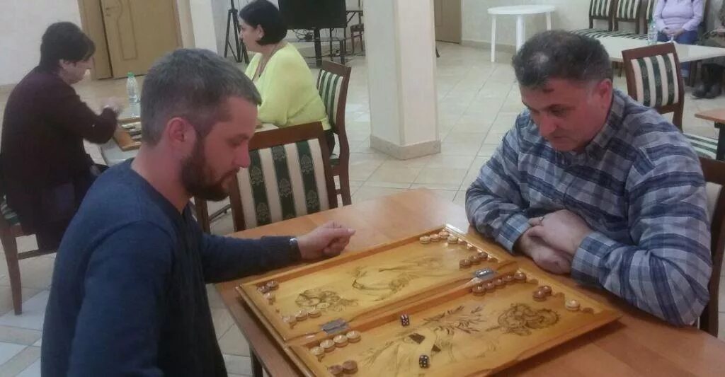 Игрок в нарды. Игрок в нарды. Армяне и нарды. Армяне в нарды играют. Армяне играющие в нарды.