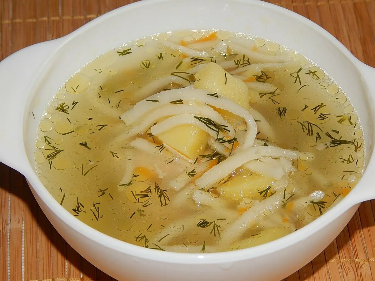 Суп лапша с курицей фото. Куриный суп с лапшой. суп-лапша домашняя с курицей. куриный суп с домашней лапшой. куриный бульон с домашней лапшой.