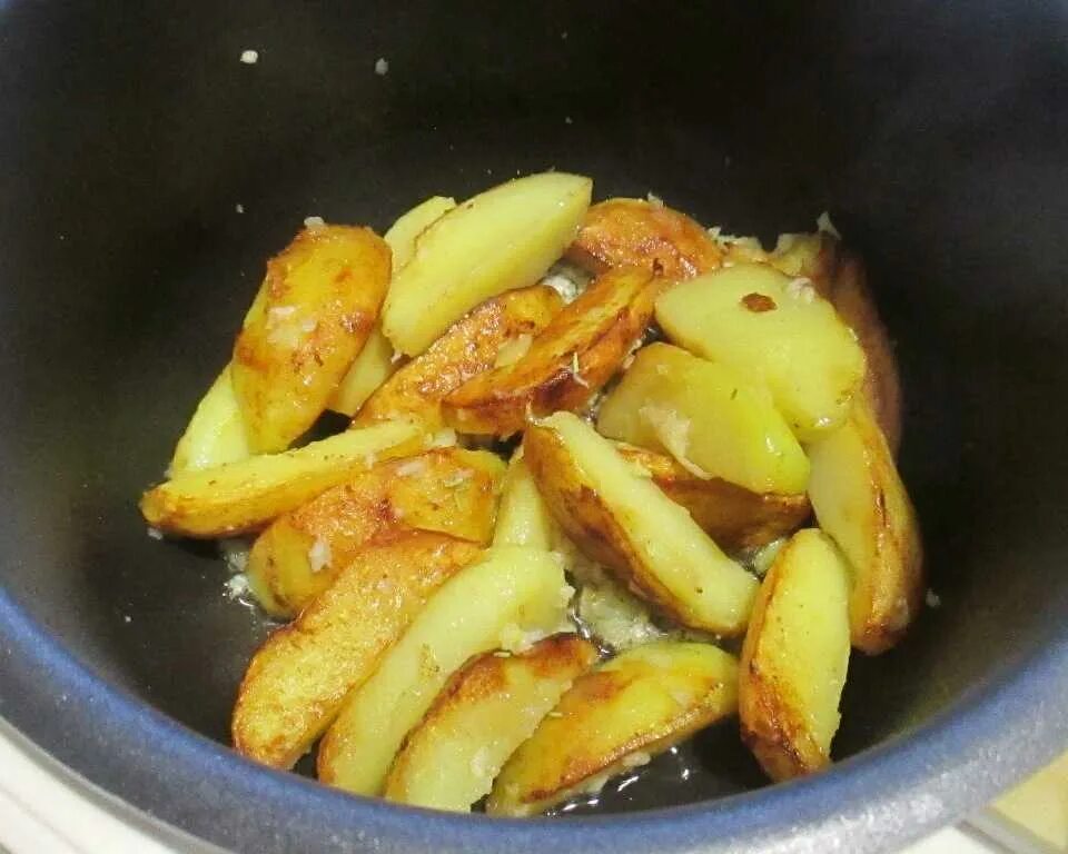 Картошка в мультиварке режим. Запеченный картофель в мультиварке. жареный картофель в мультиварке. жареная картошка в мультиварке. жареная картошка с молоком.