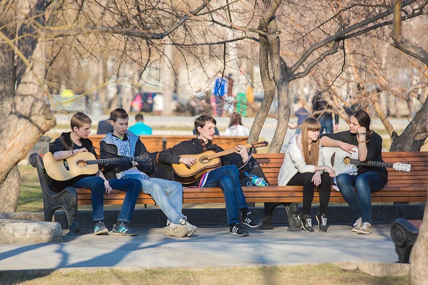 Играют на улице песни. Молодежь на скамейке. Молодежь в парке с гитарой. Подростки на скамейке в парке. Молодежь во дворе.