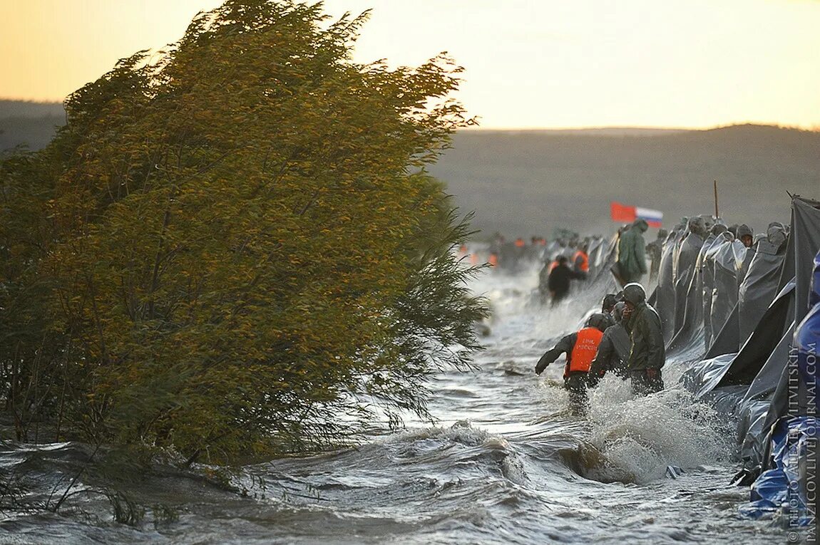 Край муссонов. Наводнение на Дальнем востоке 2013 МЧС. Комсомольск-на-Амуре 2013 шторм Мылкинская дамба. Наводнение в Комсомольске на Амуре 2013. Река Амур наводнение 2013.