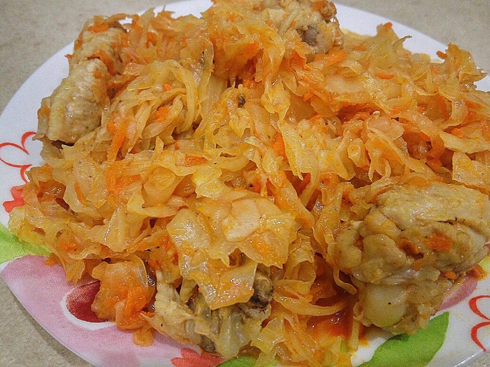 Тушеная капуста с морковью. Тушёная капуста с курицей. Тушёная капуста в мультиварке. Тушёная капуста с курицей в мультиварке. Капуста тушеная с морковью.