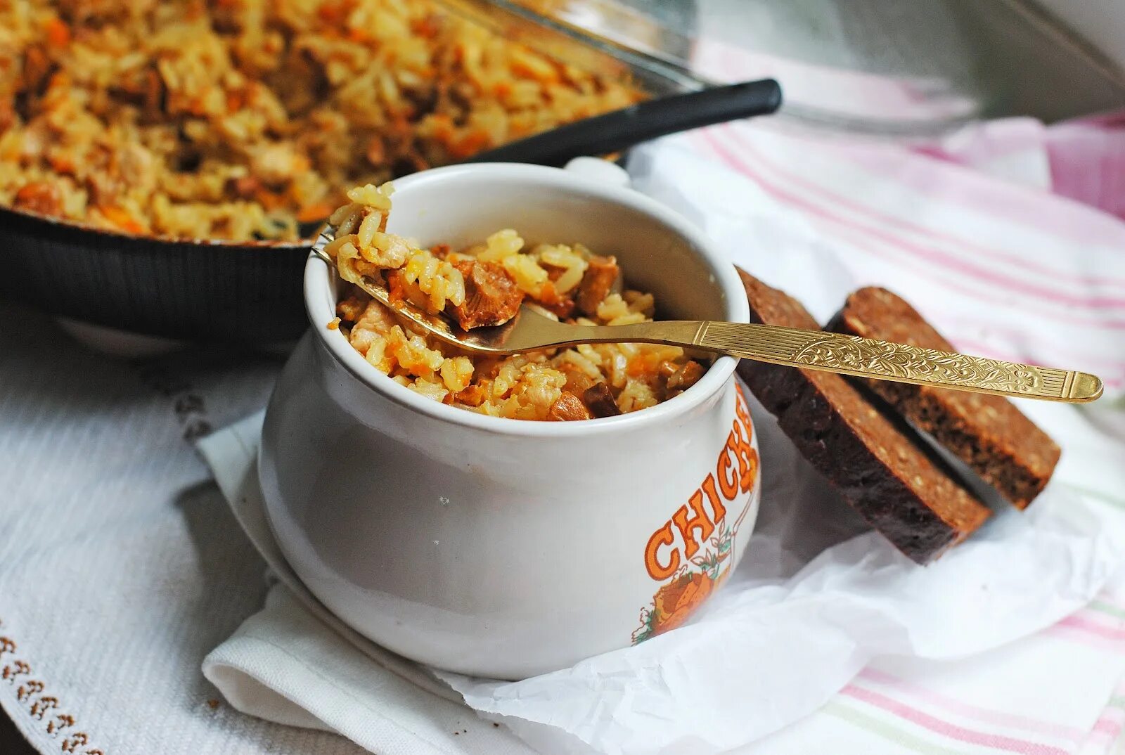 курица с овощами в горшочке. плов в горшочке в духовке фон. плов в горшочке. рис в горшочках. рецепты плова в горшочке.