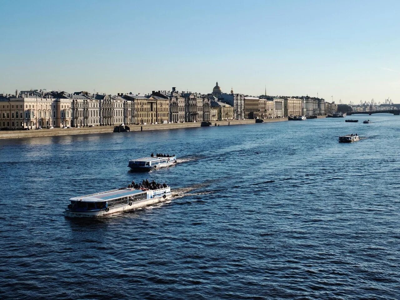 Санкт петербург сел на мель. Соталия на Неве. Судоходство на Неве.