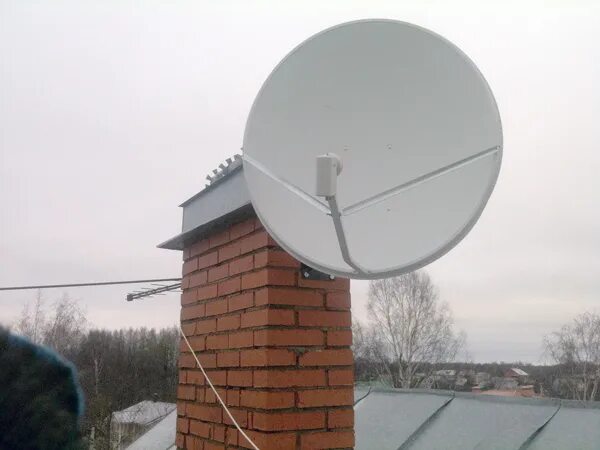 Спутниковая антенна на крыше. Тарелка на крыше. Тарелка на крыше. Пискарёвский 150 параболические антенны. Крепление спутниковой антенны на крыше.
