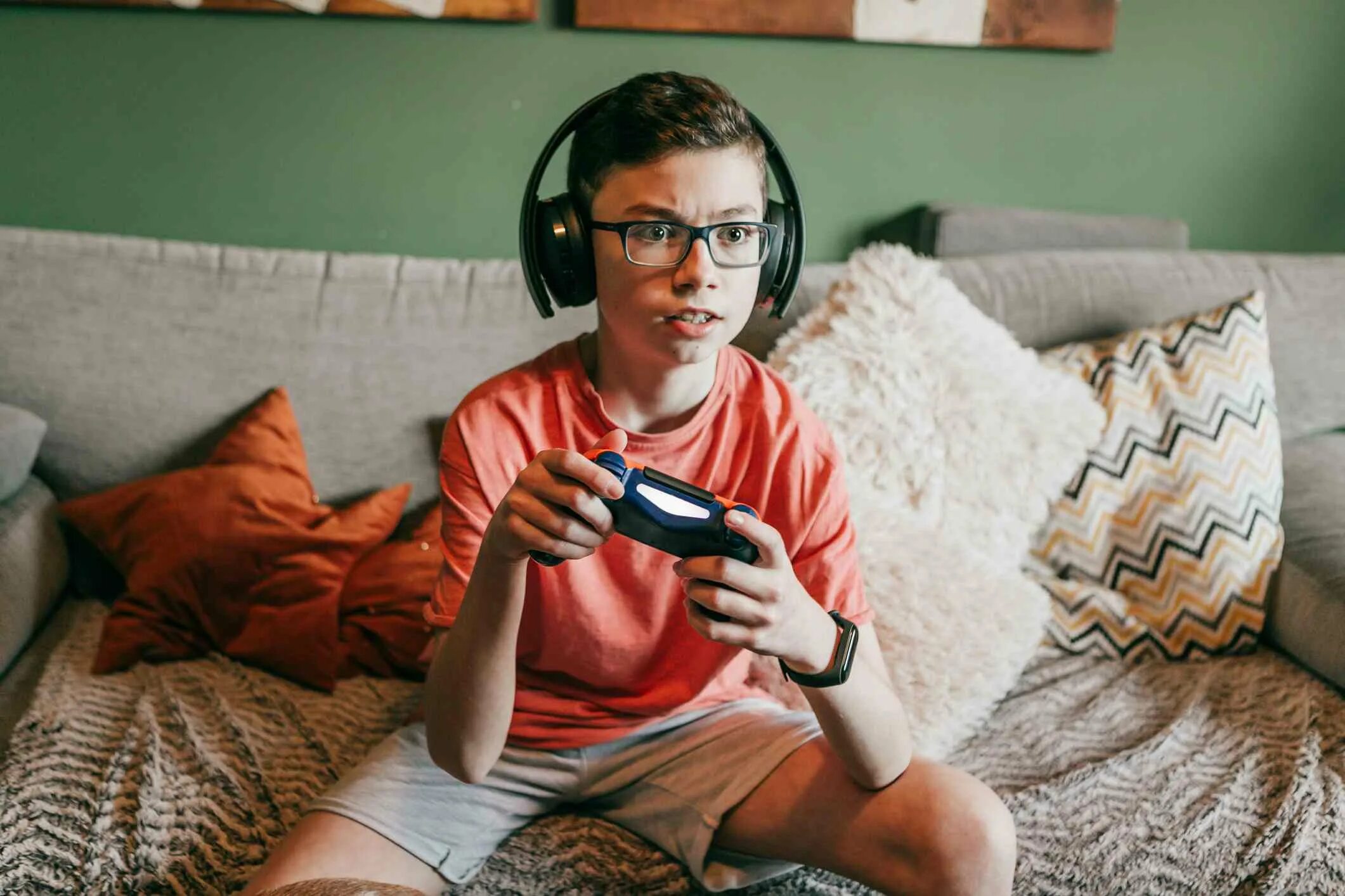 Дети играют в видеоигры. Дети играющие в компьютерные игры. Ролик новости видеоигры детям. Дети играющие в компьютерные игры. Ребенок играющий в приставку.