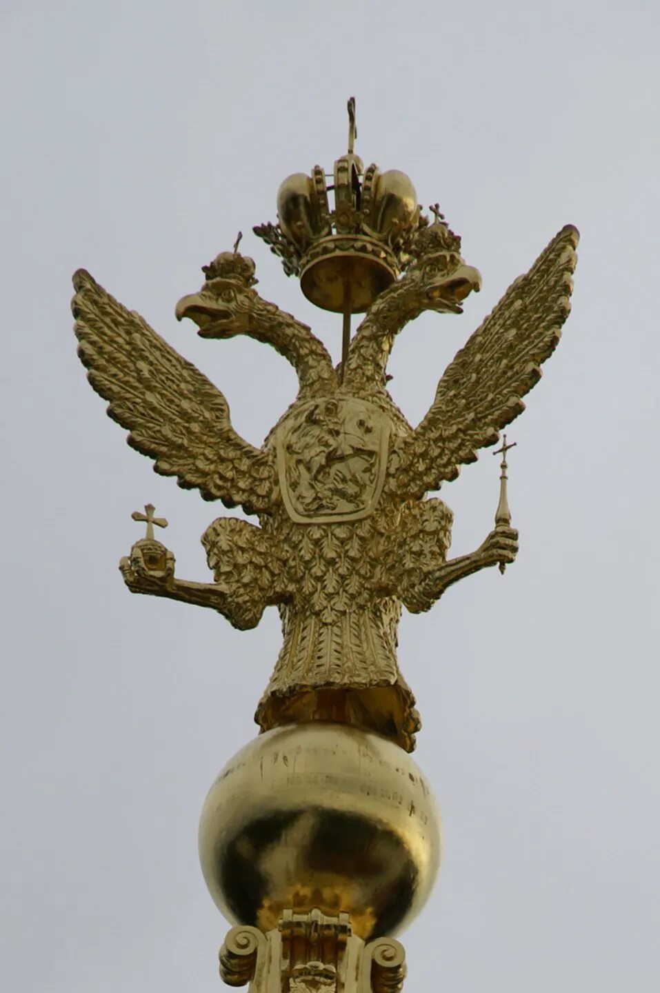 Медведь двуглавый орел башня кремля. Двуглавые орлы на башнях кремля. Кремлевские орлы. Медведь двуглавый орел башня кремля. Двуглавые орлы на башнях кремля.