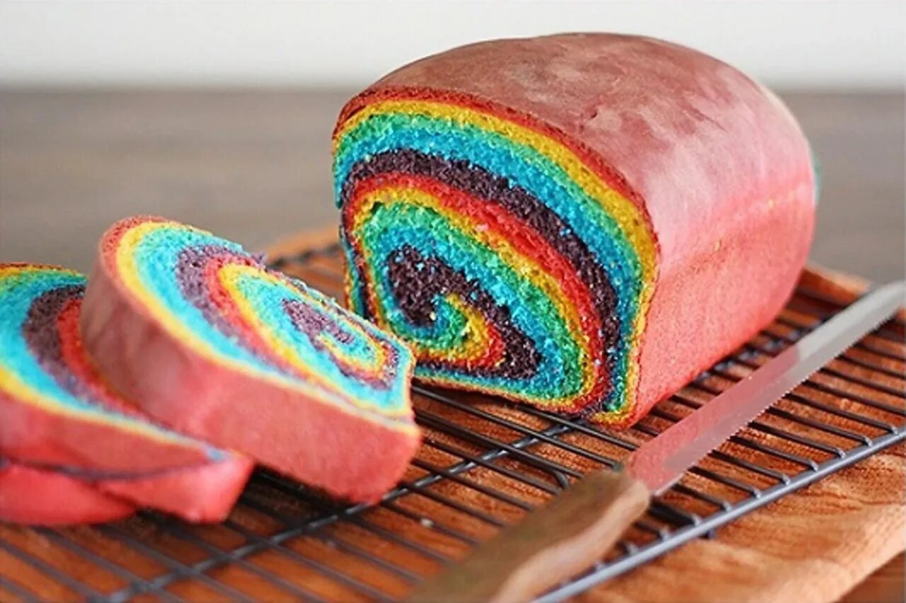 Разноцветный хлеб. Разноцветная выпечка. Необычный хлеб. Необычные хлебобулочные изделия.