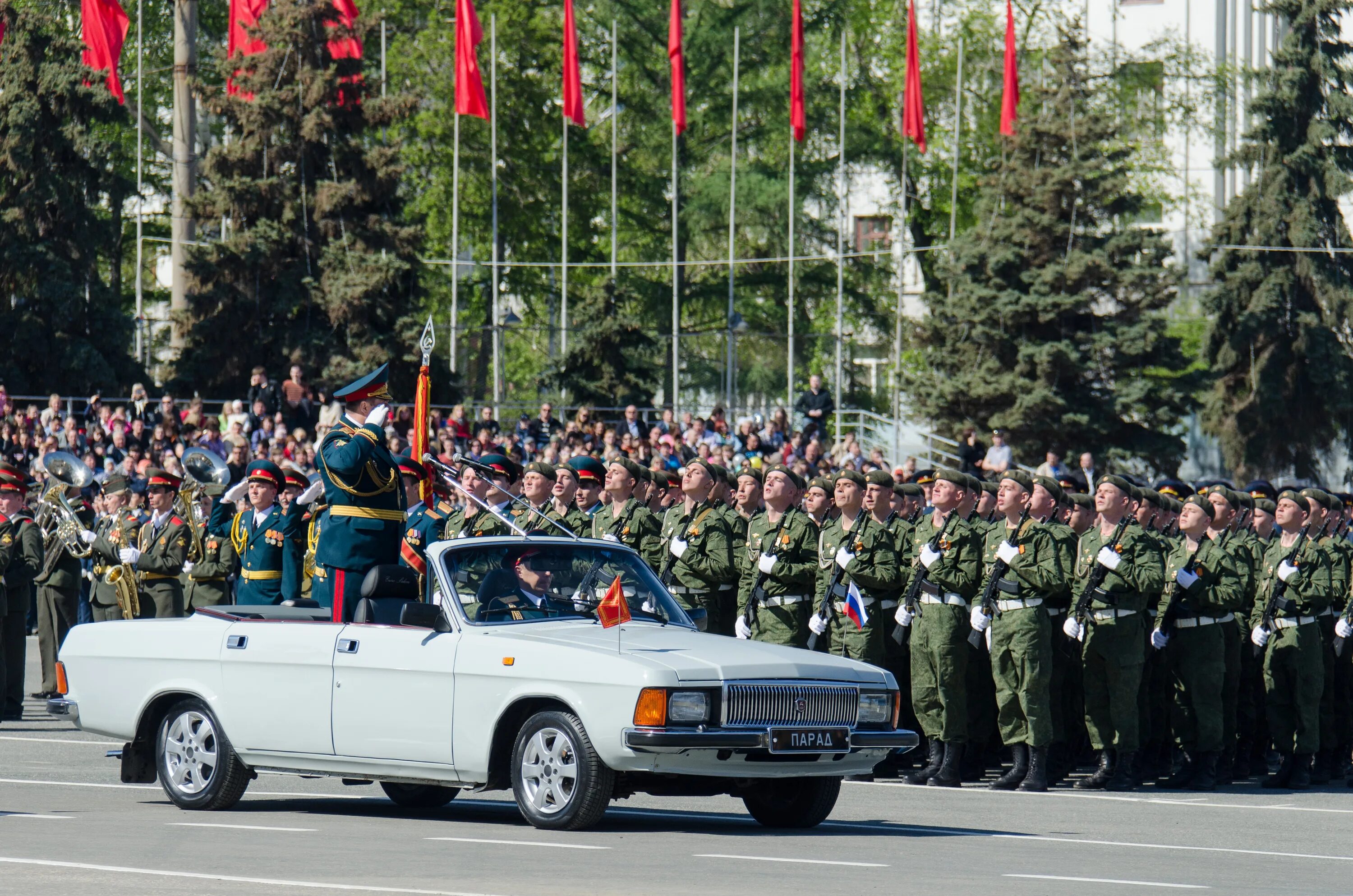 Как попасть на парад 9 мая. Парад 9 мая. День Победы парад. Парад машин. Машины на параде Победы.