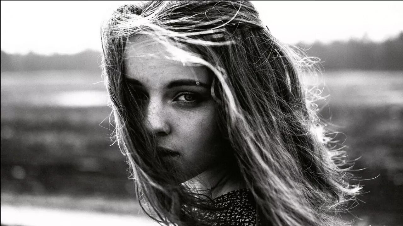 Here she comes he. Девушка чб. Портрет чб. Черно-белый портрет девушки. Атмосферные портреты.