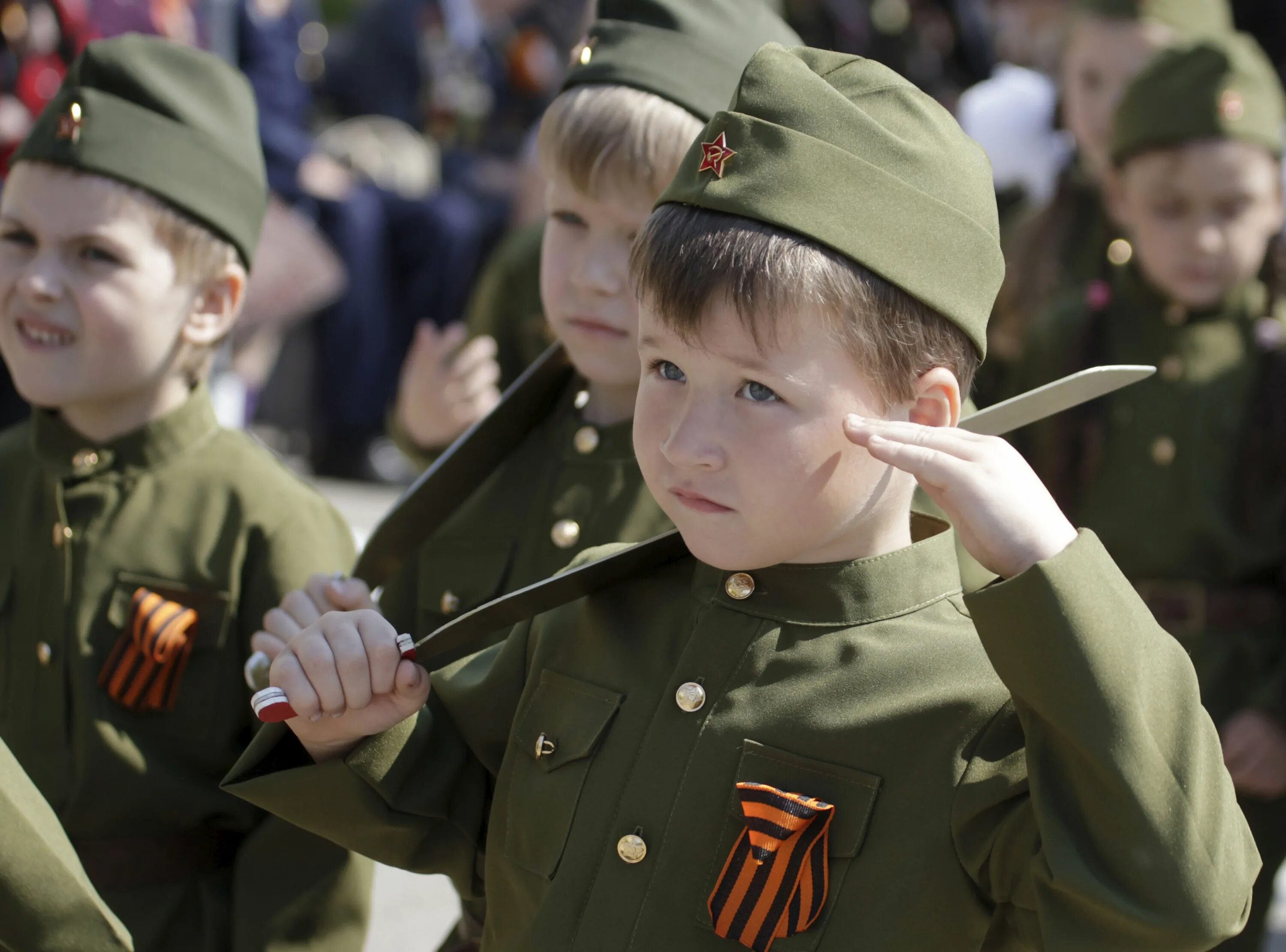 Дети в военной форме. Военно-патриотическое воспитание молодежи. Юные защитники Отечества. Мальчик в военной форме.