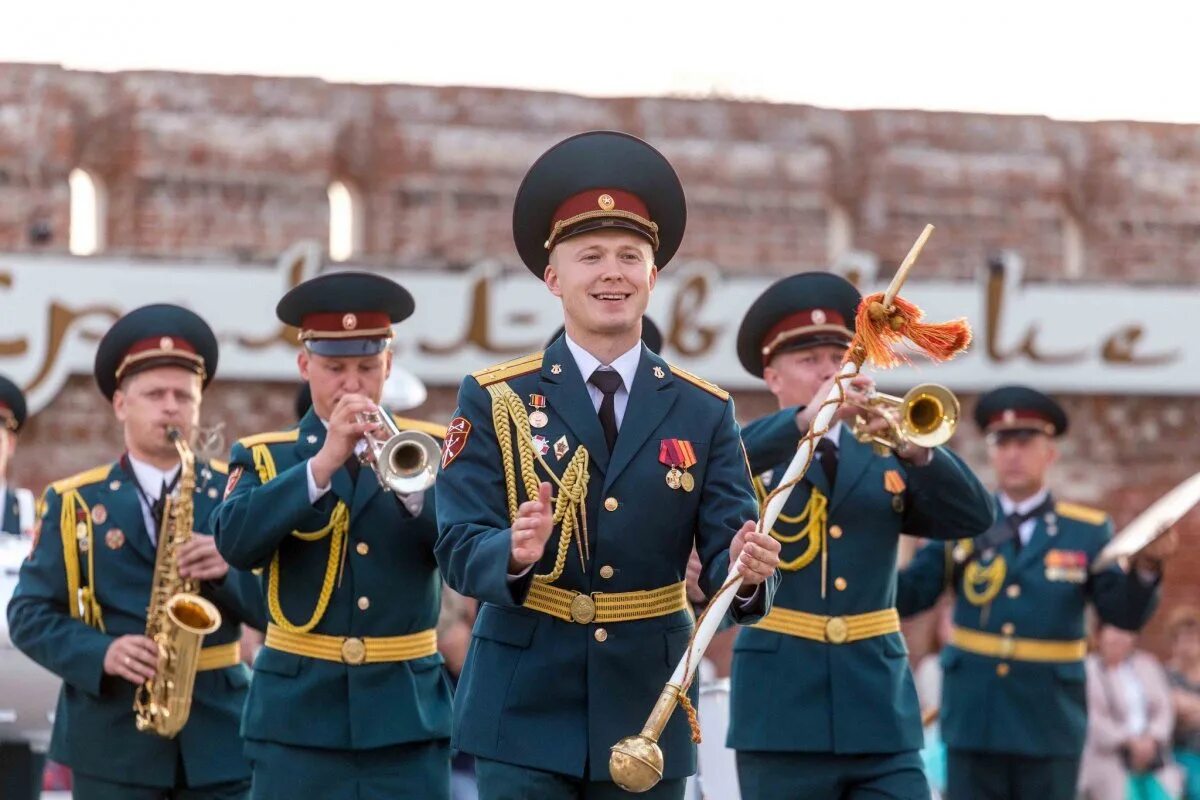 трубы фанфары. музыка фанфары. праздничные фанфары. труба в военном оркестре. духовой оркестр.