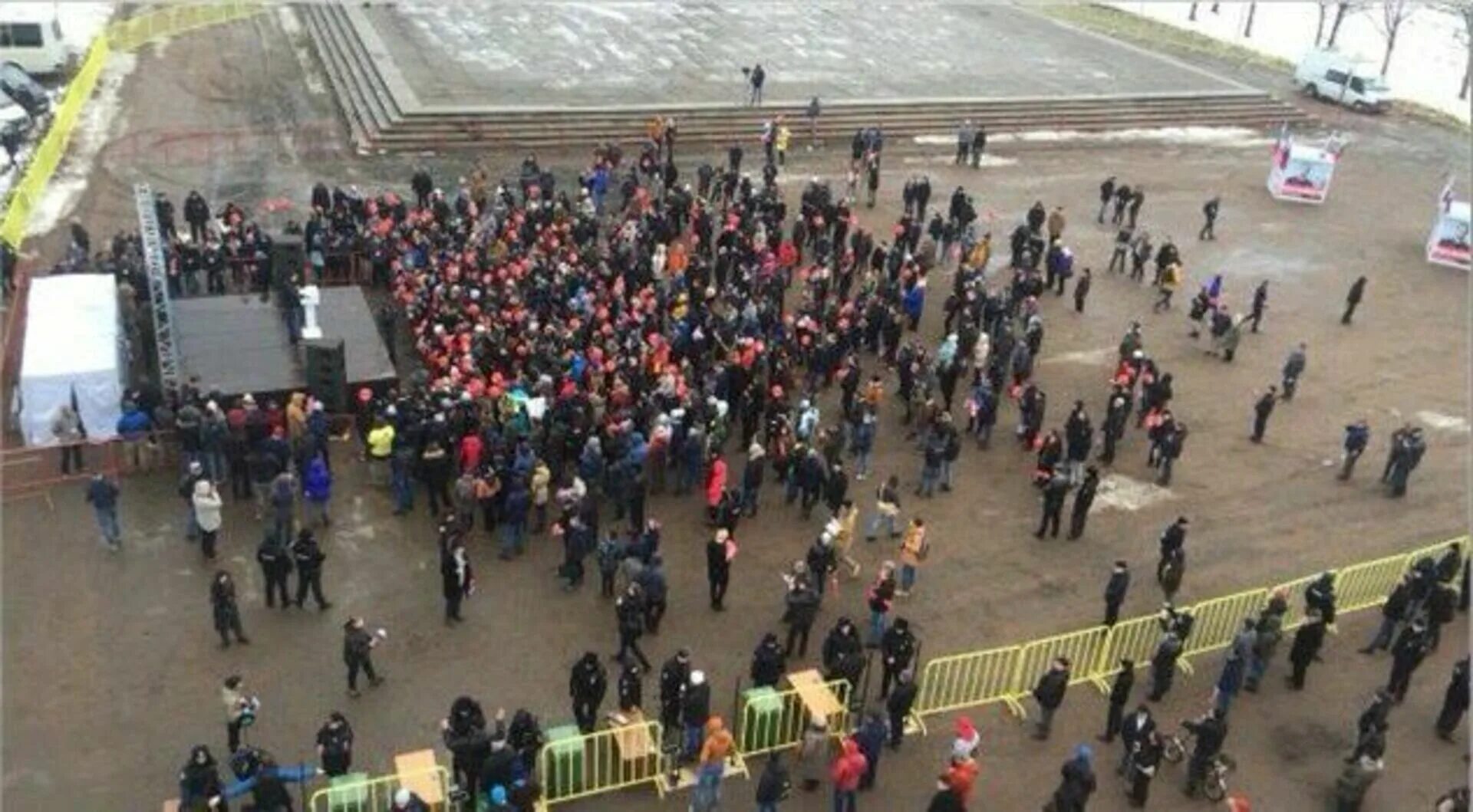 Толпа участников митинга. Толпа митинг. Толпа 400 человек. Маленький митинг. Толпа из 300 человек.