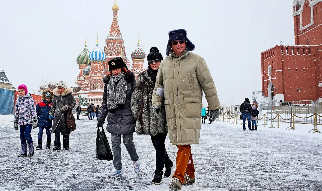 2000 года жители. Люди зимой на улице. Люди в Москве зимой. Люди на улице зимой Россия. Зима в Москве.