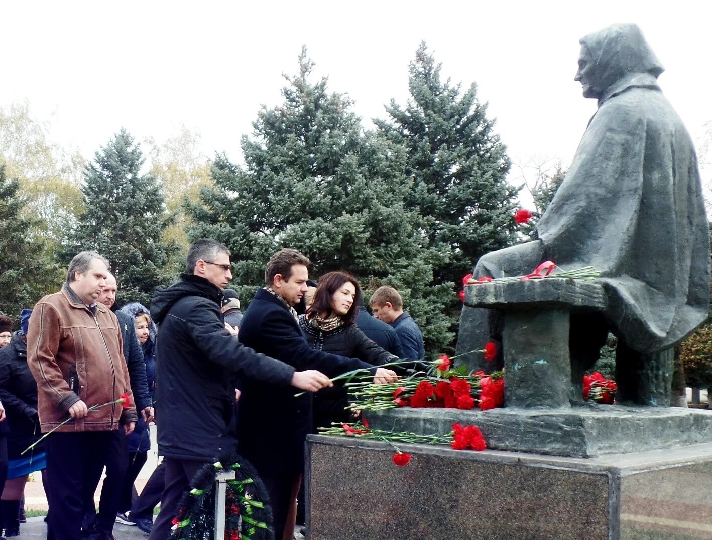 Памятники тимашевск. Памятник степановой в Тимашевске. Памятник степановой Епистинии фёдоровне в Тимашевске. Епистиния фёдоровна Степанова памятник. Памятник Елестиния СТЕПАНТВНА.