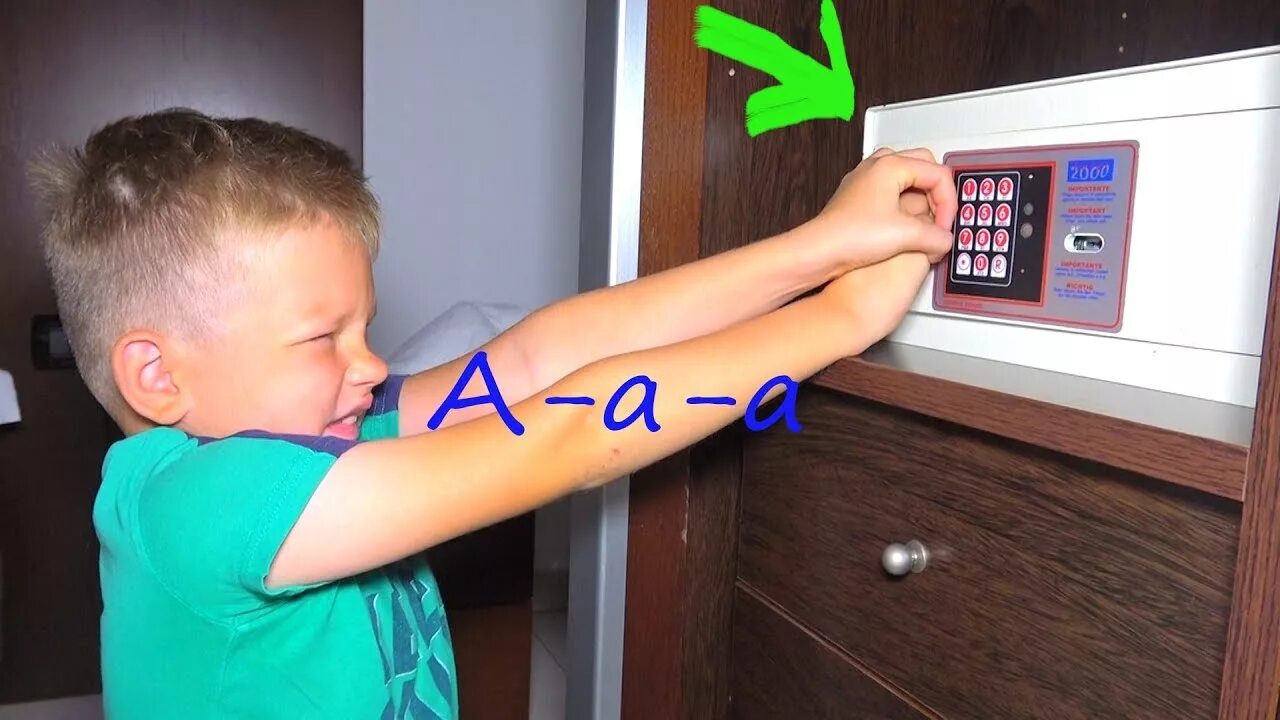 Как открыть сейф в school boy. Сейф для детей. малыш открывает замок.