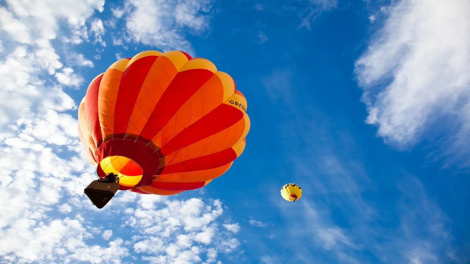 На оранжевом шаре. Воздушный шар мандаринового цвета. Большой воздушный шар. Летающий воздушный шар. Воздушный шар аэростат.