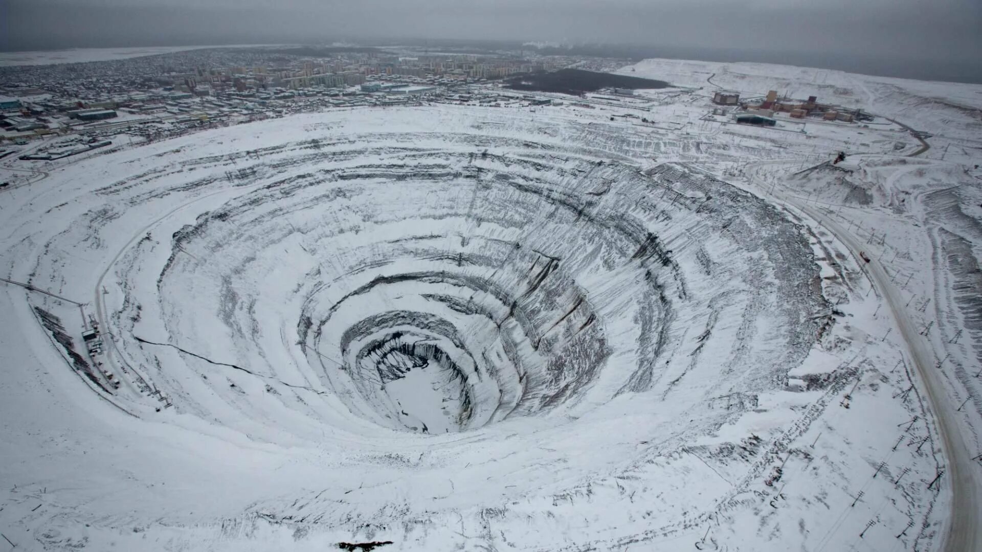 Добыча в якутии. Кимберлитовая трубка мирный. мирный якутия кимберлитовая трубка. алмазный карьер в городе мирный, якутия. кимберлитовая трубка мир в якутии.