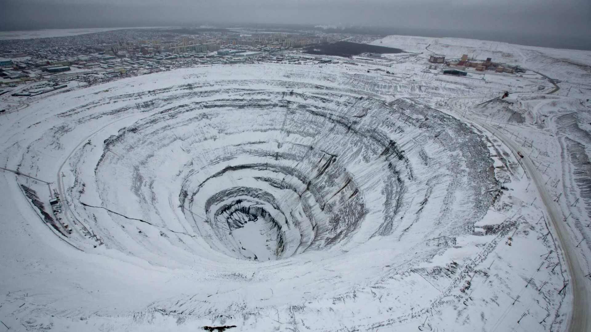 Шахта мир. Мирный Якутия кимберлитовая трубка. Карьер Мирный Якутия. Рудник Мирный Якутия. Алмазный карьер в Якутии Мирный.