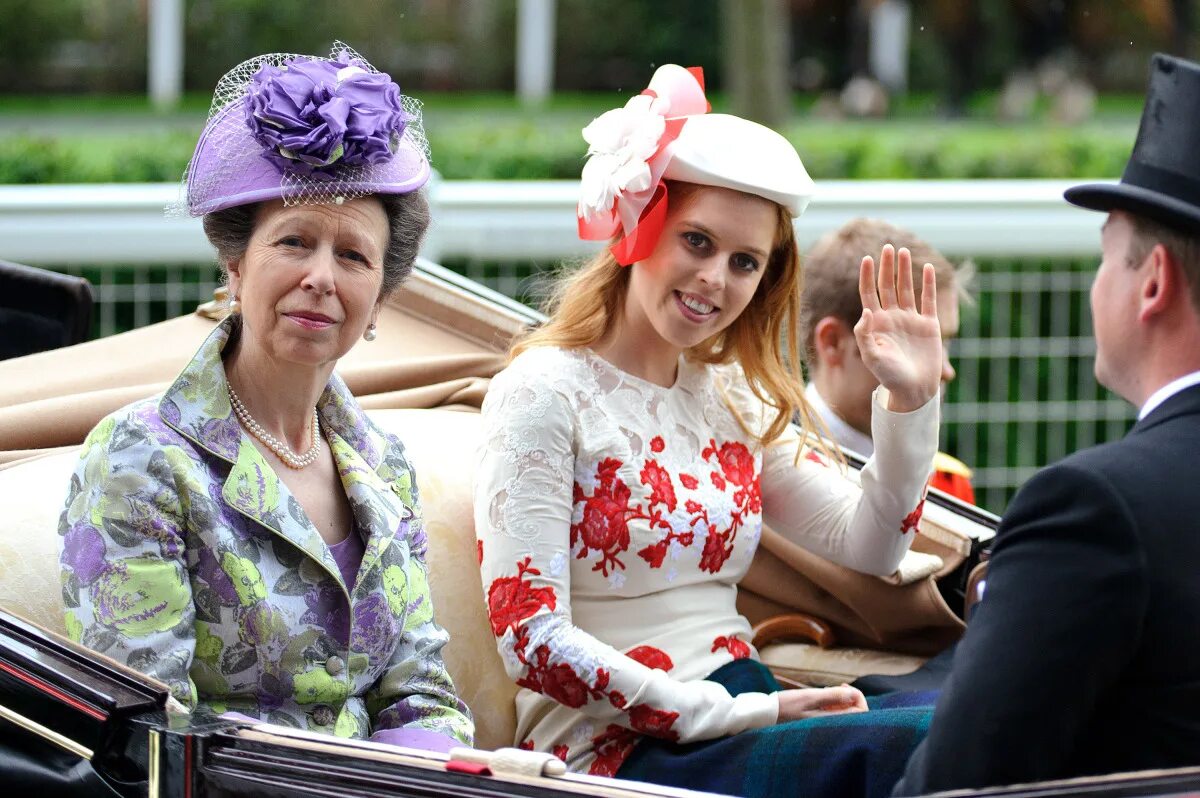 Песня английской леди. Кэрол Миддлтон шляпки. Royal Ascot Ladies Day. Роял аскот 2012 Беатрис. Шляпка принцессы Беатрис.